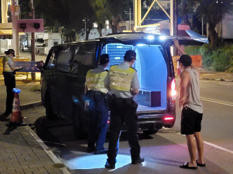 警方在香港多處設置路障查車，嚴打走私。