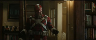 David Harbour在片中穿上紅色盔甲。