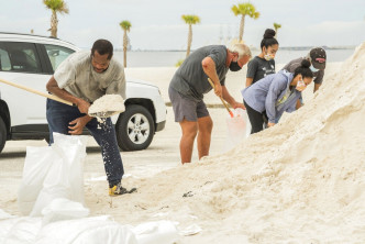 密西西比州民众准备沙包应付洪水。AP图片