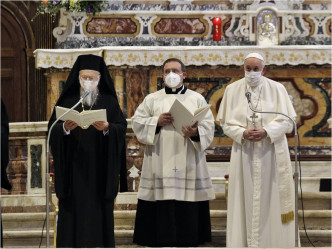 教宗方濟各首次在公共場所戴上口罩。AP圖片