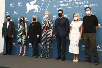 一众威尼斯影展评审戴上口罩现身。