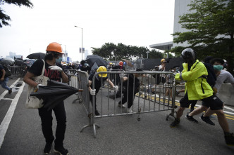 警方指示威者暴力衝擊警方