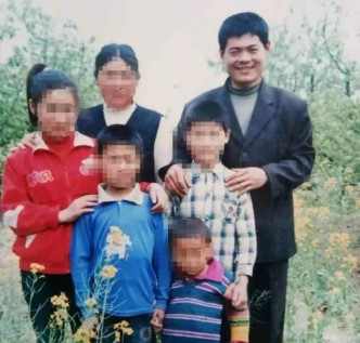 吳春紅16年前和家人的合影。(網圖)