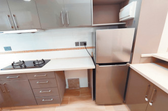 廚房設有上下列廚櫃，易於存放廚具。