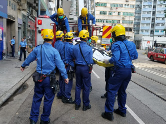 消防以升降台將屍體運到地面。