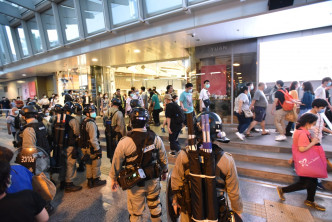 防暴警察進入新世紀廣場。