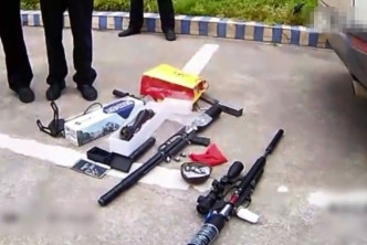 警员在车上搜出另一把长管气枪及数十发气枪铅弹，并发现疑似制造铅弹的工具。　影片截图