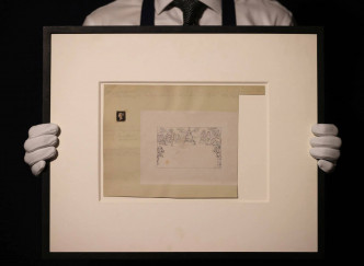 这枚黑便士被贴在一个1840年的信件之上。路透社图片