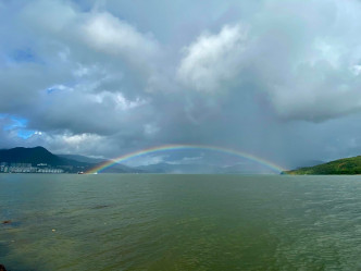 完整彩虹出現在吐露港海面。Tai Po 大埔 FB