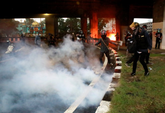 警方发射催泪气体驱散示威者。路透社图片