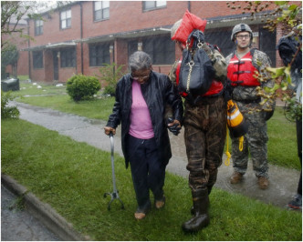 救援人員最少救出200名被困洪水的居民。AP