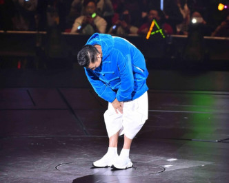 歌手劉德華昨晚在演唱會期間，忍痛宣布因喉嚨痛而要腰斬。