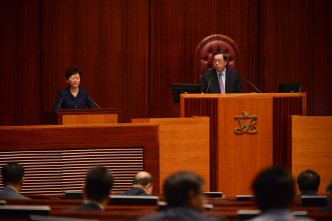 议员忧劏房户未受惠补贴，林郑表示无电表无办法。