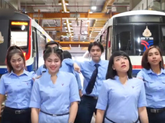 泰國輕鐵員工自拍防疫舞，引起網民關注。(網圖)