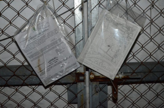 烧烤场外重门深锁，门外挂有两份由地政总署发出的文件。