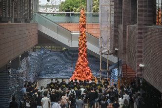香港大學學生進行悼念六四活動。