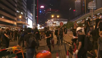 示威者堵塞干諾道中。香港電台截圖