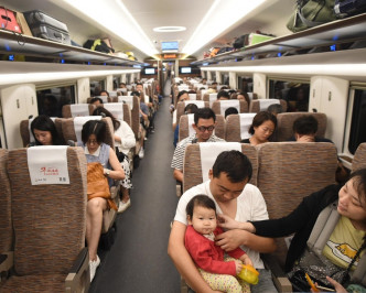 約有三分一乘客是深圳北站上車。