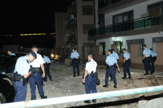 入夜后，大批机动部队警员到场，协助搜证。尹敬堂摄