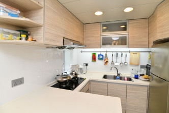 開放式廚房設備簇新齊全，並設有偌大桌面，方便備餐或享用美食。
