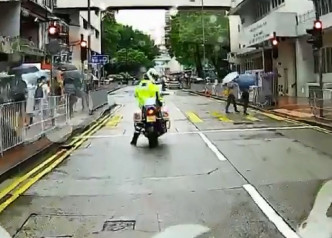 交通警員向後方車輛示意。網民Cheung Michael圖片