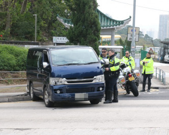 一輛客貨車於寶琳北路失控撞欄。