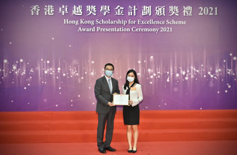 楊潤雄在香港卓越獎學金計劃頒獎禮2021中頒發證書予得獎者。政府新聞處圖片