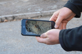 加拿大男子叶寳大（Robin Hibberd）用探测仪发现泥土埋藏手榴弹。
