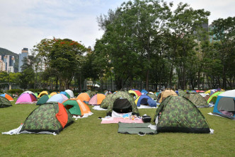 市民到公園草地搭帳篷。