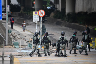 防暴警员到场清理路障。