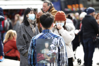 英国市民戴口罩防疫。AP