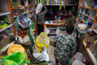 大批民眾湧往超級市場和商店購物食物和日用品。AP