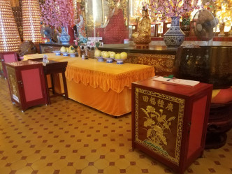贼人万佛寺偷香油钱骨灰龛，共值约5万元。