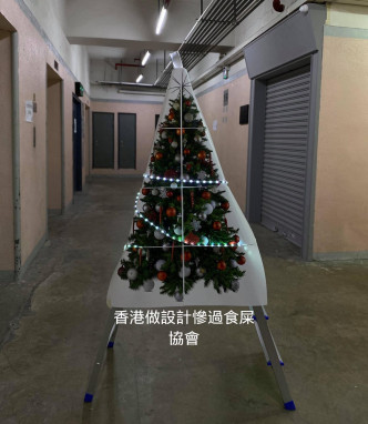 有公司利用扶梯裝扮成聖誕樹。facebook圖片