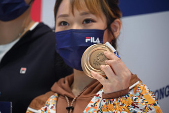劉慕裳展示東京奧運奪得的獎牌。