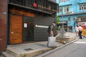 Yakinikuu警方检走一个行李箱。