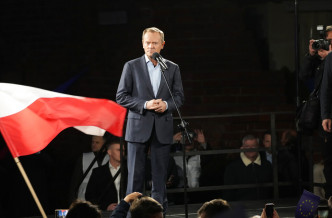 波蘭反對黨領袖兼歐盟前領袖圖斯克號召民眾上街。AP圖片