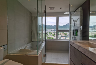主卧浴室备有按摩浴缸，并有阔窗方便赏景。