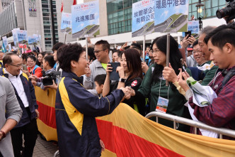林郑月娥与参加者打招呼及握手。