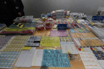 警方展示所得证物，包括大批赌具。黄文威摄