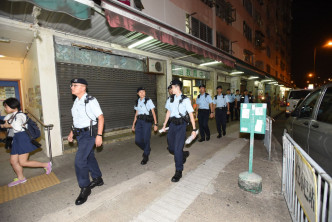 10多名機動部隊及便衣警員重返白田邨。尹敬堂攝