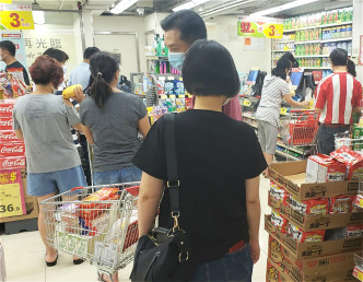不少市民到超市买食品。