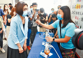 署理總警司吳頴詩（左），觀看供市民體驗仿製毒品氣味的器材。