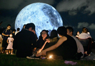 市民紛紛與觀塘海濱的巨型月球合照。