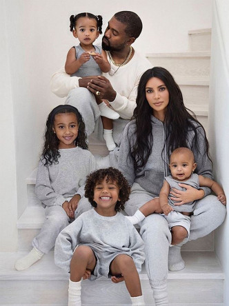 Kanye与Kim育有四名子女。