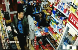 女学生在超市被一名男子疑似用手触碰臀部。　网上图片