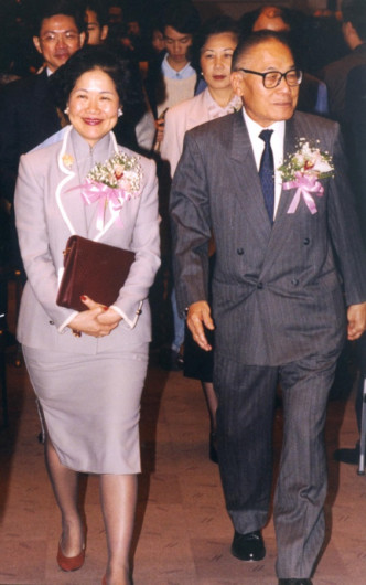 陳方安生（左）在1995年與時任醫管局主席鍾士元出席活動。資料圖片