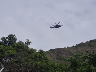 飞行服务队出动直升机协助搜索。
