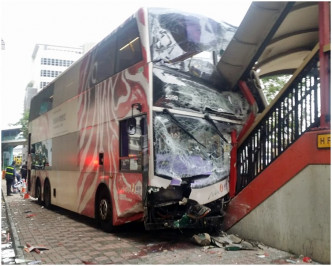 巴士車頭嚴重損毀。