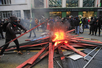 示威者破坏。AP